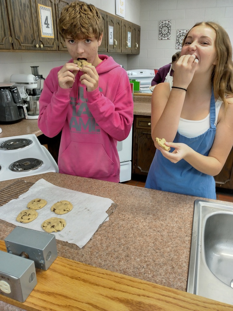 students eating cookies